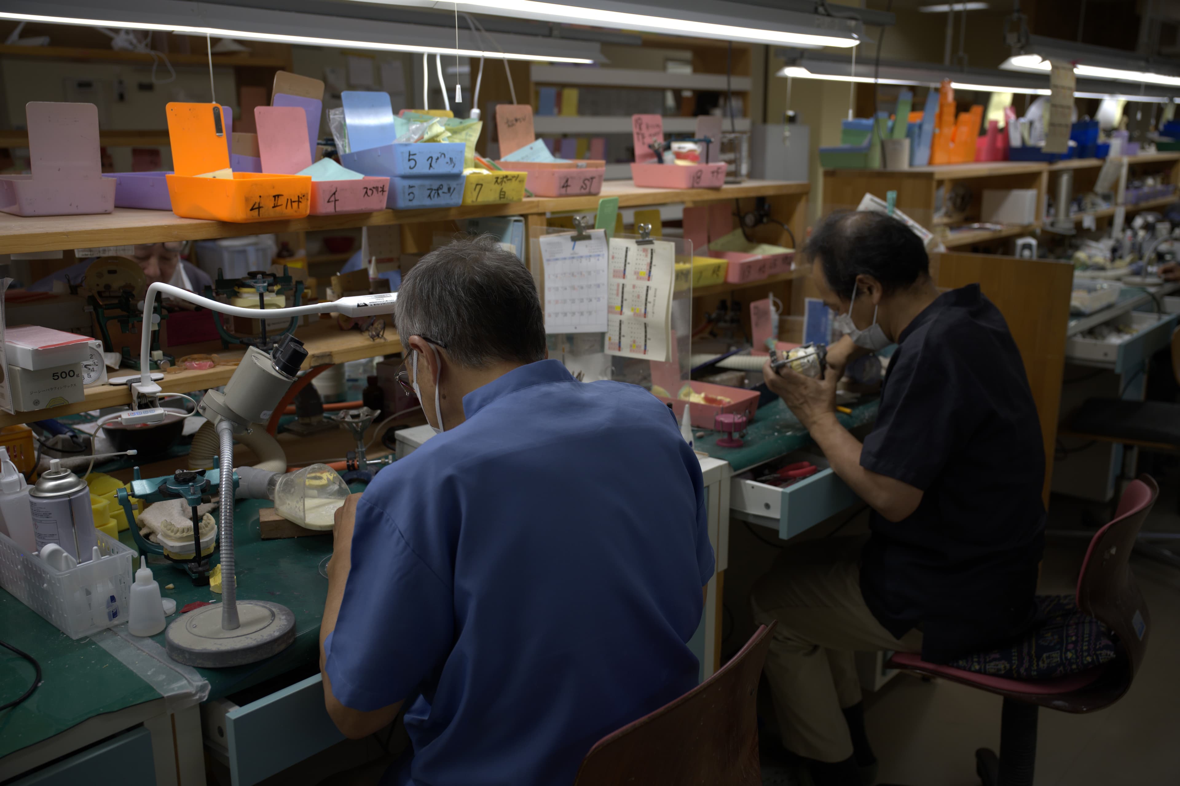 技工室で複数の技工士が作業する様子