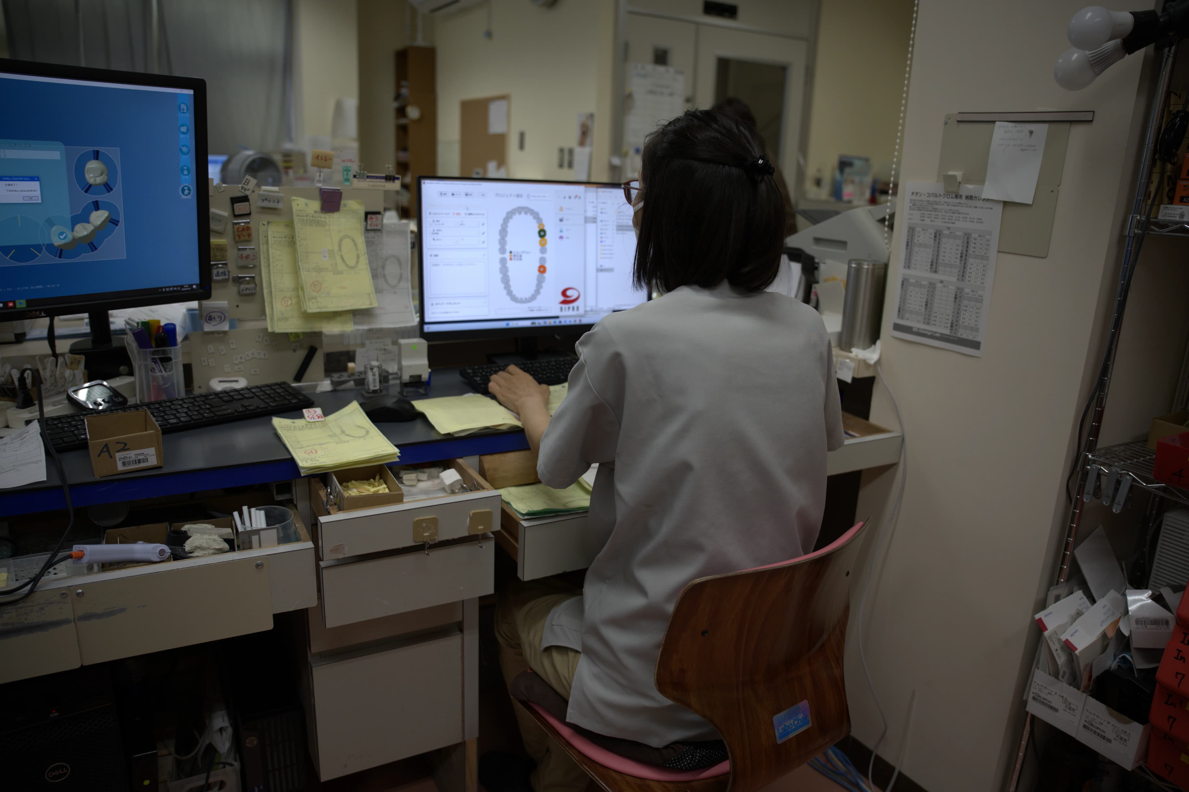 歯科技工の設備が並ぶ作業室