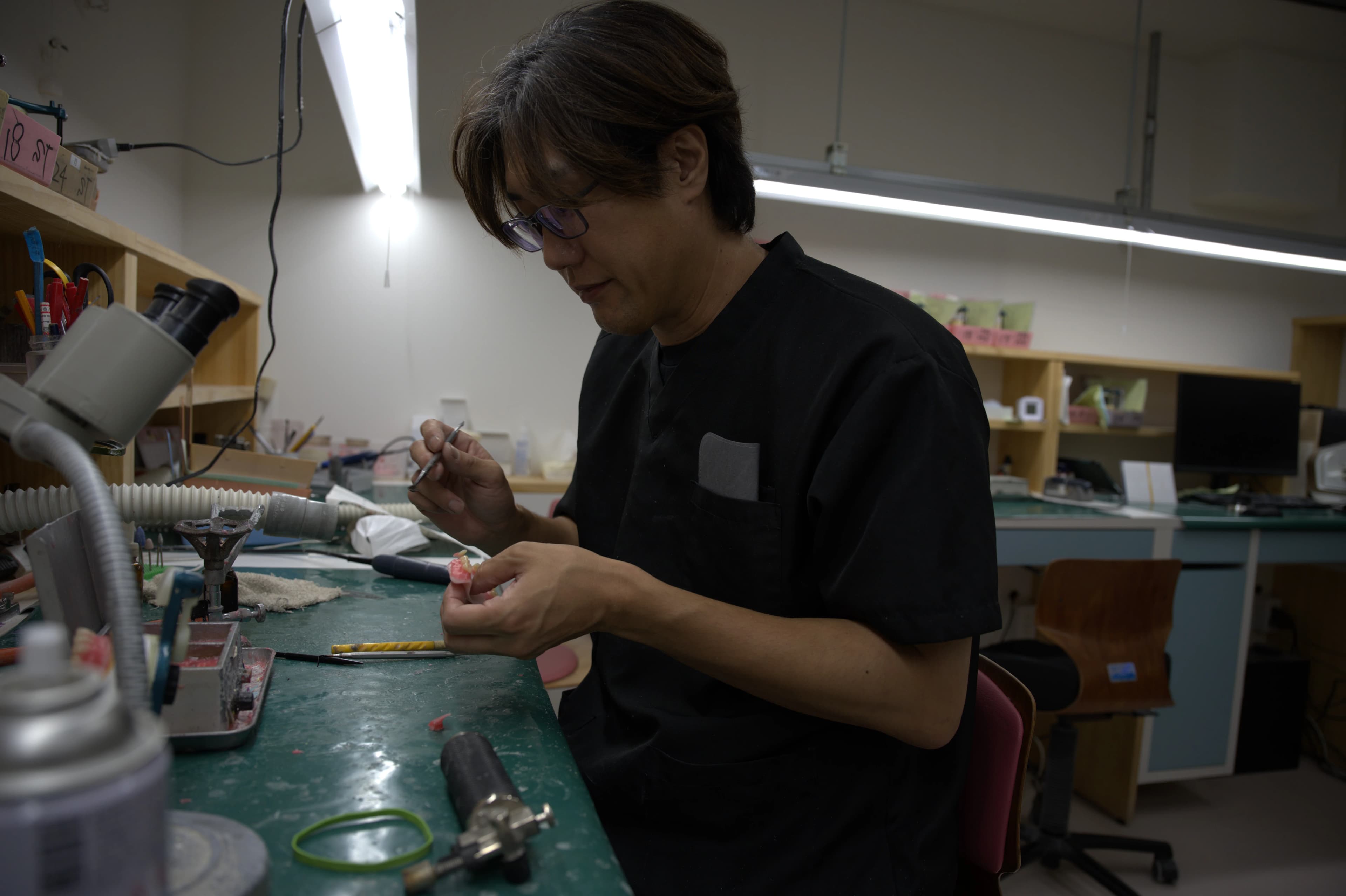 作業に取り組む技工士 岩崎史浩