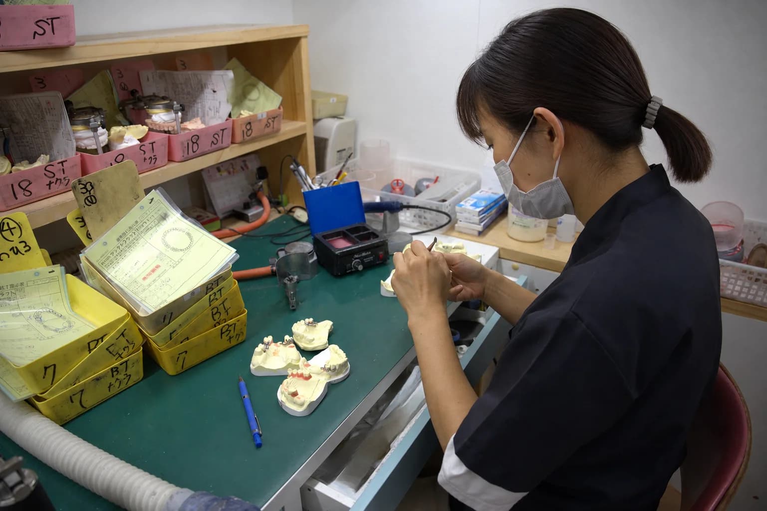 模型を手作業で調整する技工士